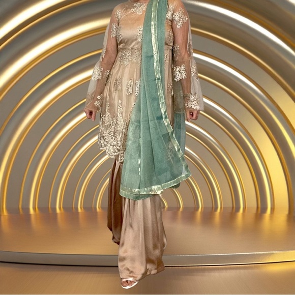 Elegant Women’s Beige Embroidered Kurta Set- Size Medium - Picture 7 of 8